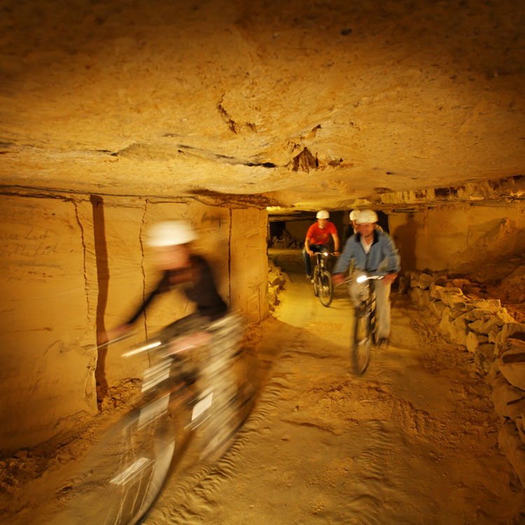 Groep is aan het mountainbiken in een grot