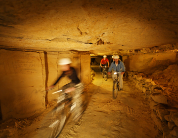 Groep is aan het mountainbiken in een grot