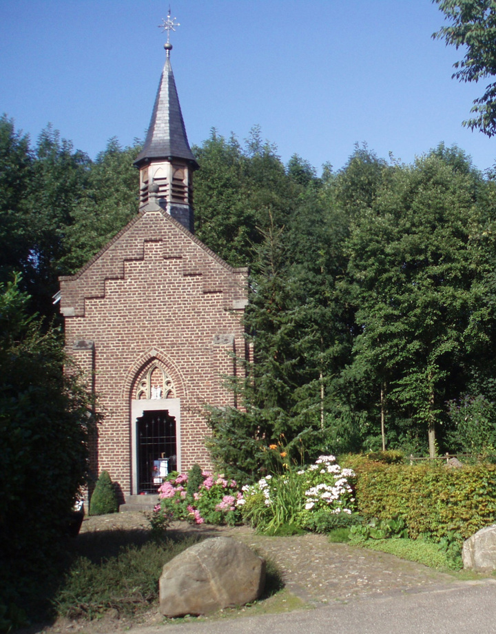 Buitenaanzicht van de Sint annakapel omgeven door bomen