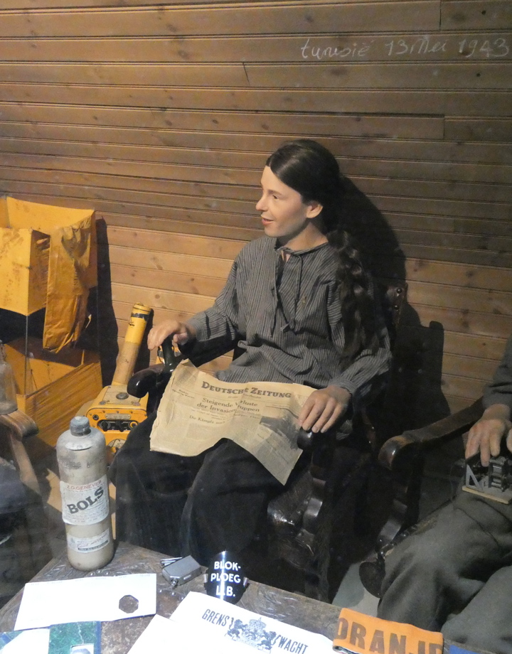 3 poppen op een zolder in museum 