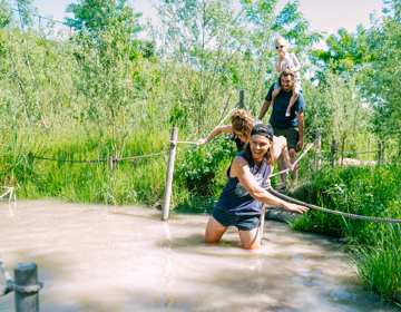 Groep trotseert diepe waterplas bij het blotevoetenpad in Brunssum