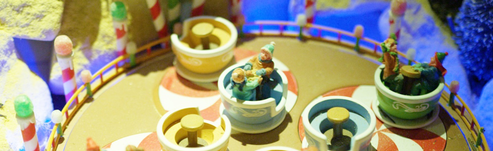 poppetjes in een draaimolen