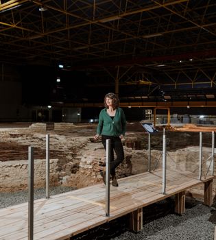 Archeologe Karen Jeneson kijkt uit over het Thermenmuseum