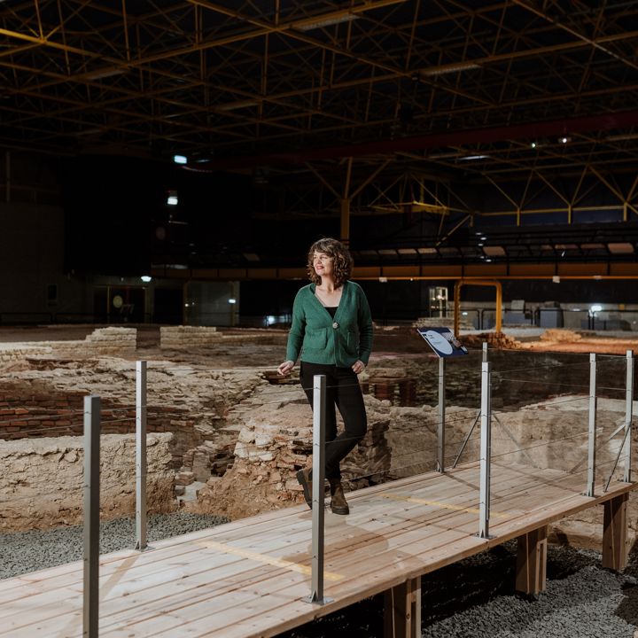 Archeologe Karen Jeneson kijkt uit over het Thermenmuseum