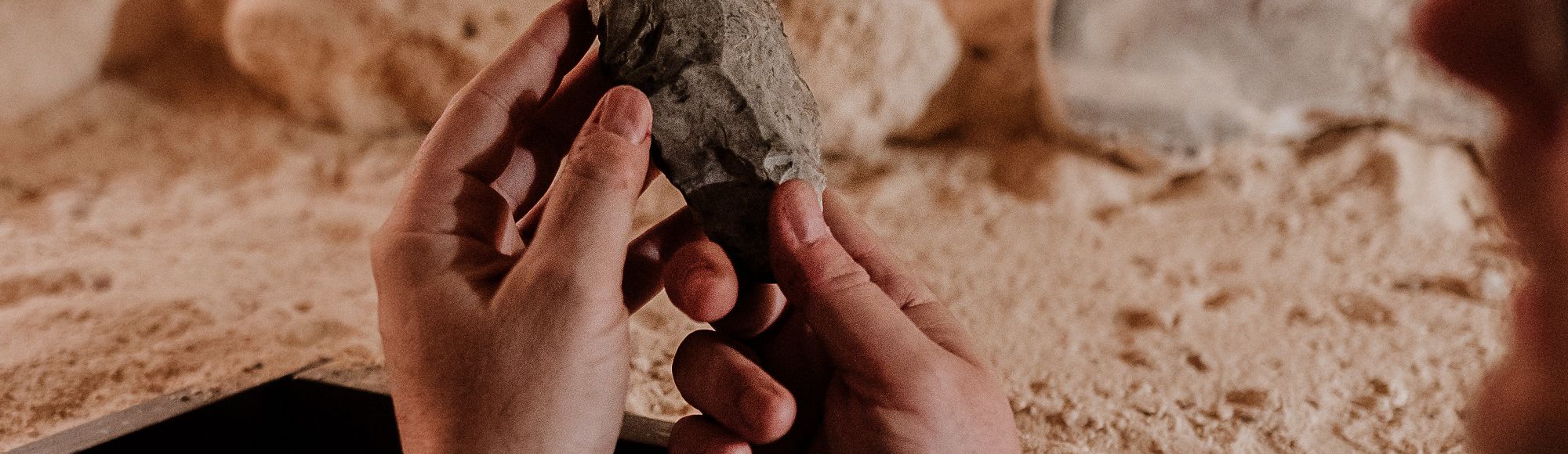 Joep Orbons houdt een ondergronds prehistorisch gesteente vast met zijn handen