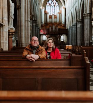 Patricia en Erwin Lennarts zitten in de kerkbanken en kijken omhoog