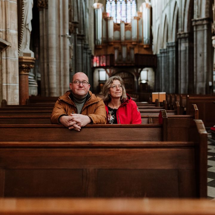 Patricia en Erwin Lennarts zitten in de kerkbanken en kijken omhoog