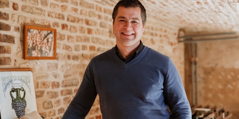 Maurice Warnier poseert in een wijnkelder