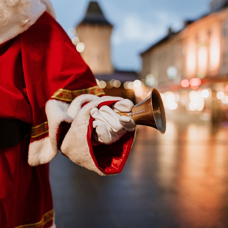 De kerstman klingelt met de bel tijdens Kerststad Valkenburg