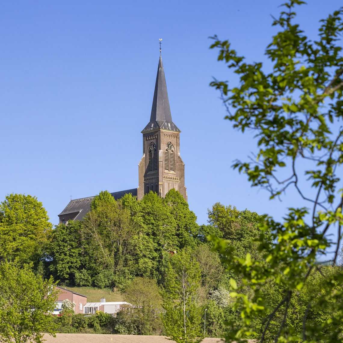 De kerk van Vijlen pronkt boven het landschap uit