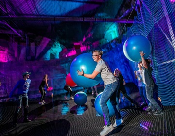 Kinderen hebben plezier met grote bounceballen op netten