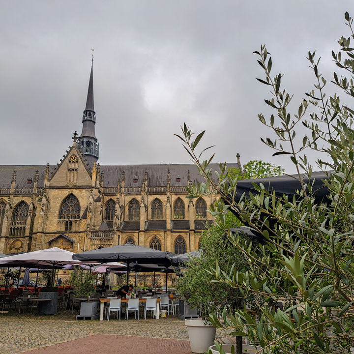 De imposante basiliek van Meerssen met daarvoor de terrasjes op de markt