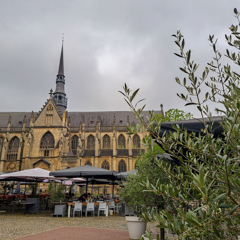 De imposante basiliek van Meerssen met daarvoor de terrasjes op de markt