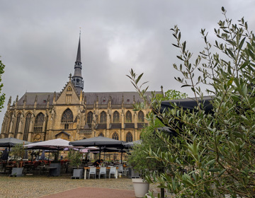 De imposante basiliek van Meerssen met daarvoor de terrasjes op de markt