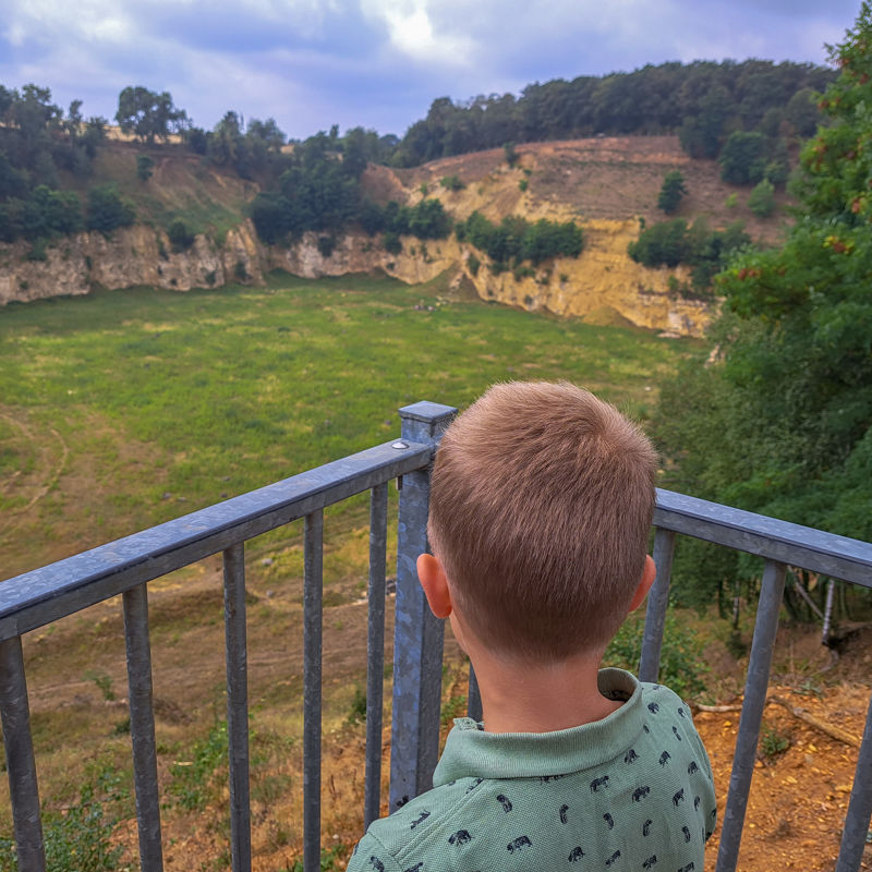 Kind kijkt uit over de Curfsgroeve bij Meerssen