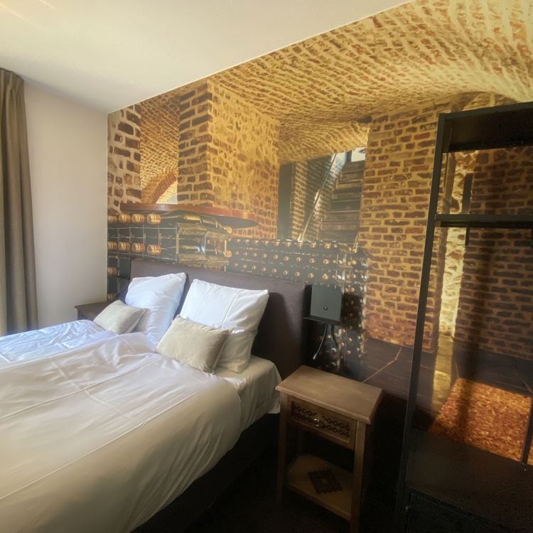 Hotelkamer met muurfoto van wijnkelder