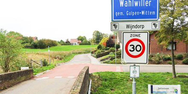 Het bord van de grens van het dorp Wahlwiller