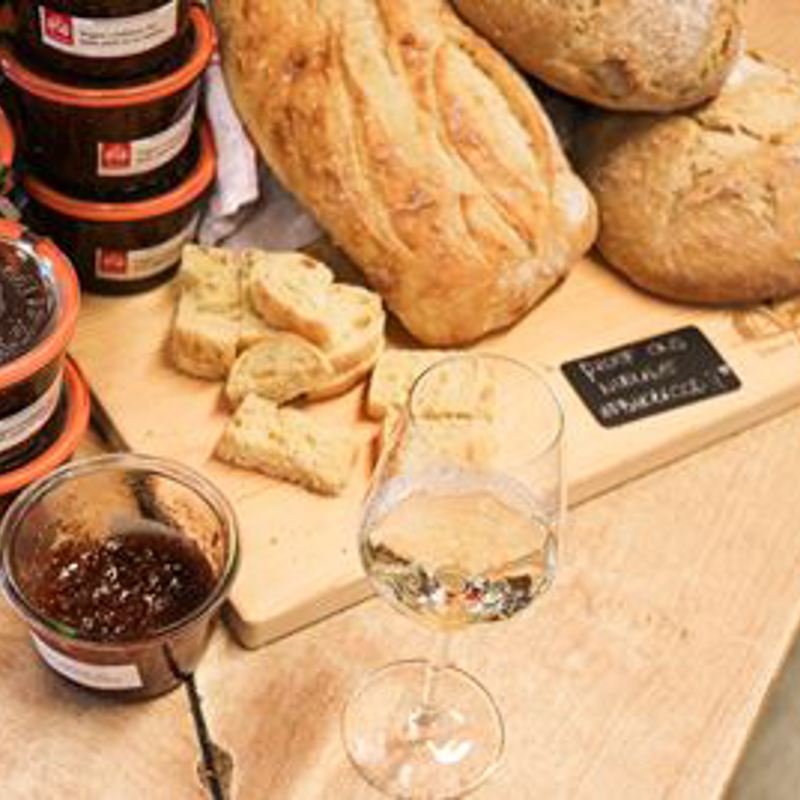 Plankje met brood, jam en wijn