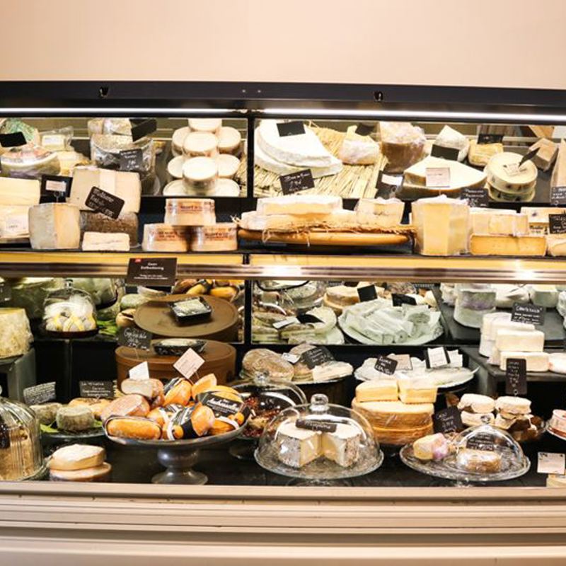 Een vitrine vol met kaas