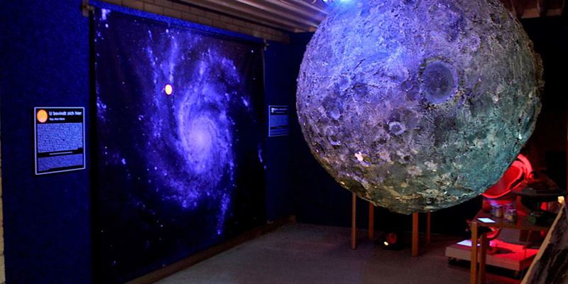 Een expositie van de sterrenwacht waar de maan staat afgebeeld
