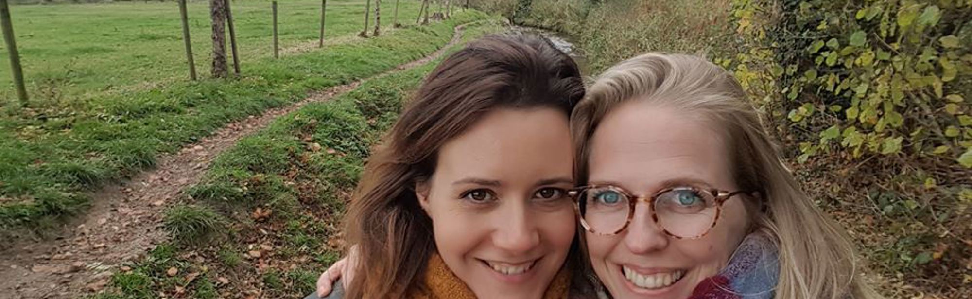 Twee vrouwen die een wandeling maken