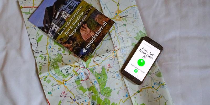 Wandelkaart met een boekje en een telefoon 