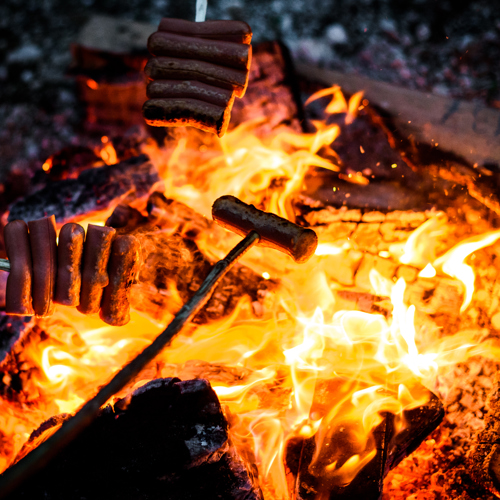Wintervuur waar worstjes in gebraden worden