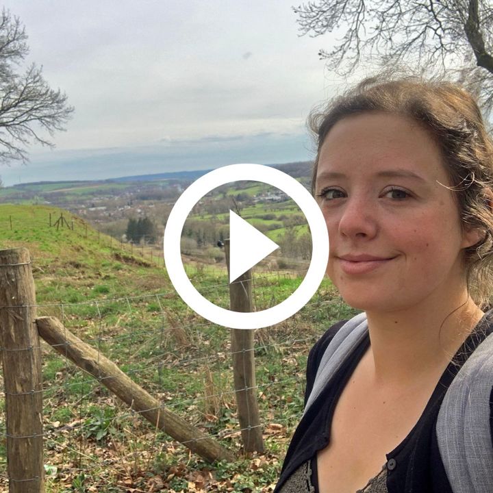 Vlogster Anne poseert bij de Kluis op de Schaelsberg met prachtig uitzicht