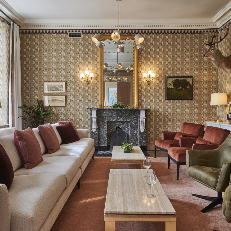 De zitkamer van groepsaccommodatie Hoeve Nieuw Ehrenstein