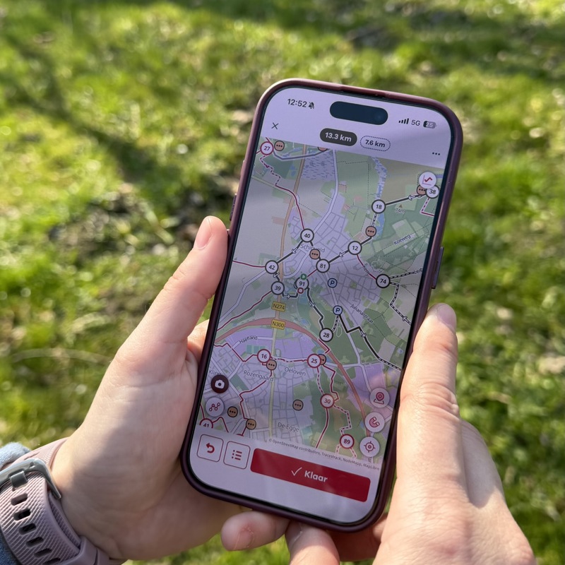 Close-up van het wandelnetwerk op een telefoon. 