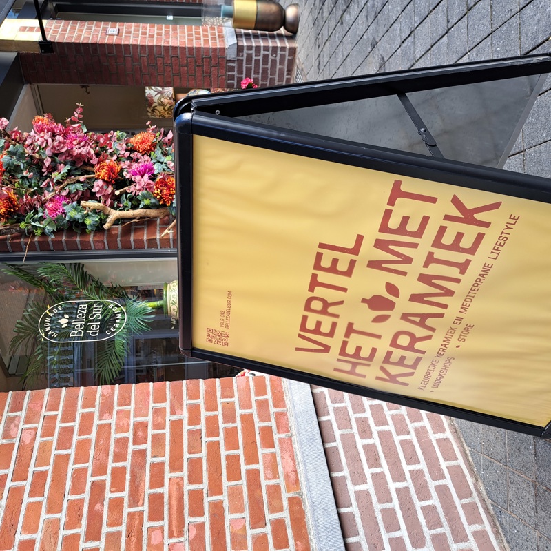 Stoepbord voor een studio in valkenburg.