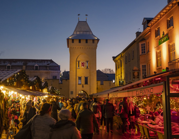 Kertmarkten en terrassen in de avond bij de Geulpoort