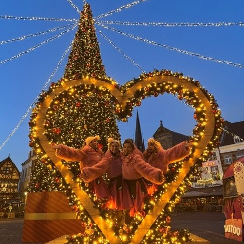 Lichtgevend hart in centrum Sittard met vier vrouwen in hart 's avonds