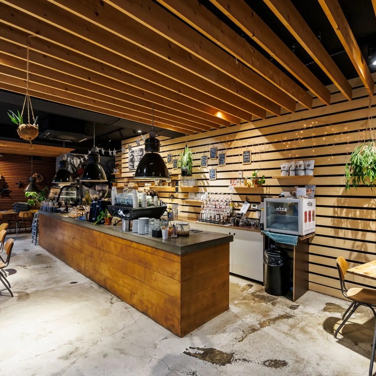 Interieur van coffee mundo in sittard met houten balie en koffiemachine