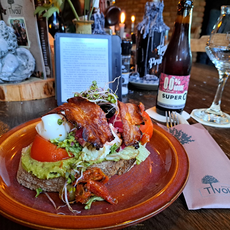 Lunchgerecht bij boscafe tivoli met een alcoholvrij biertje erbij.