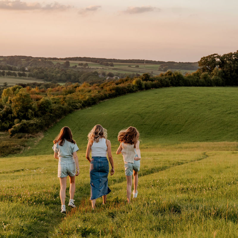3 meiden aan het wandelen in de zomer op de Gulperberg