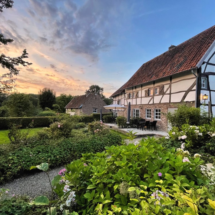 Vakwerkvakantiewoning van Hoeve de Witte Olifant met de tuin 