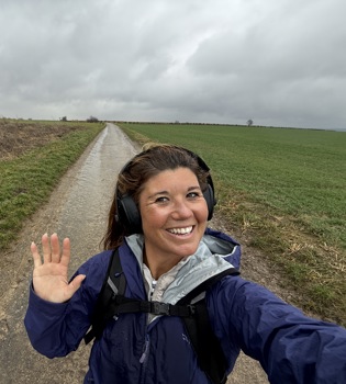 Selfie van een mevrouw die op een regenachtige dag aan het wandelen is in Zuid-Limburg.