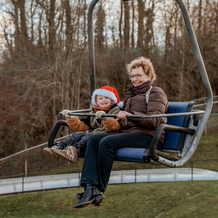 Vrouw en kind in Kabelbaan in Valkenburg met kerst