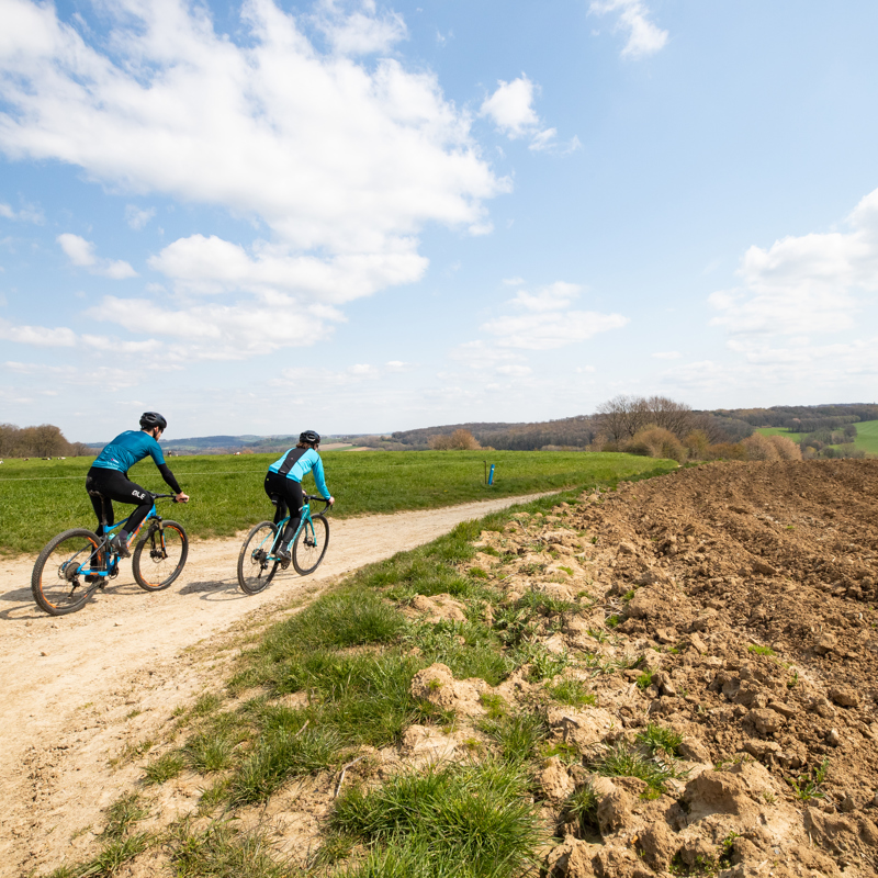 WK Gravel fietsarrangement Legacy fietsers op onverharde weg door heuvels