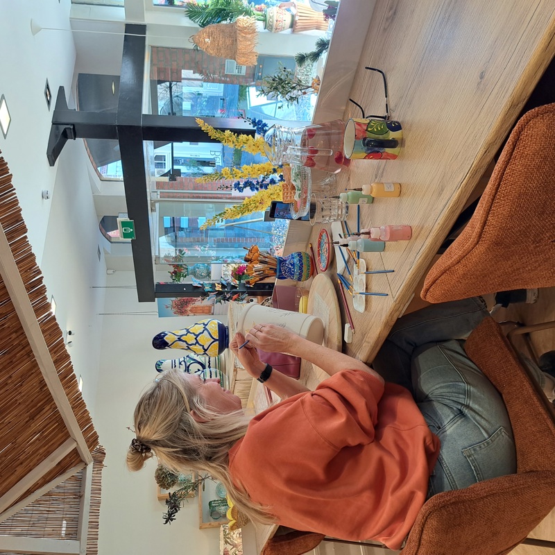 Bregje aan het schilderen tijdens een creatieve workshop in valkenburg.