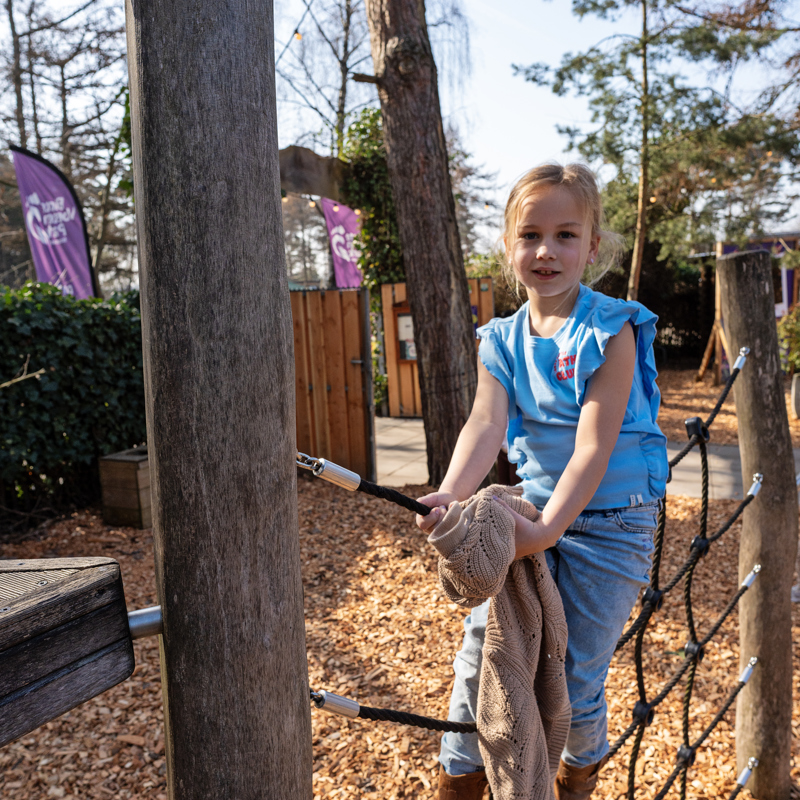 Meisje in klimrek bij horecagelegenheid bij het schutterspark.