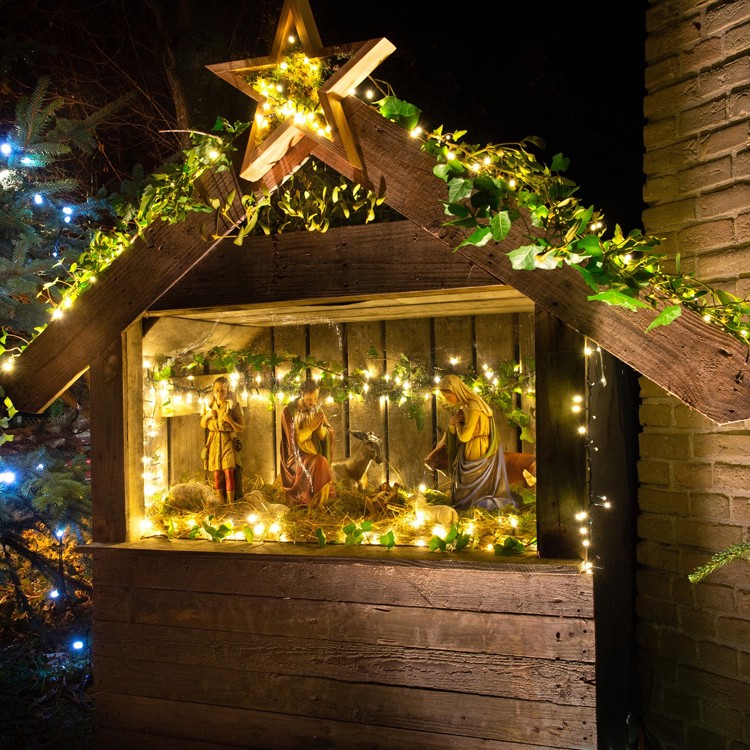 Verlichte houten kerststal in Mheer.