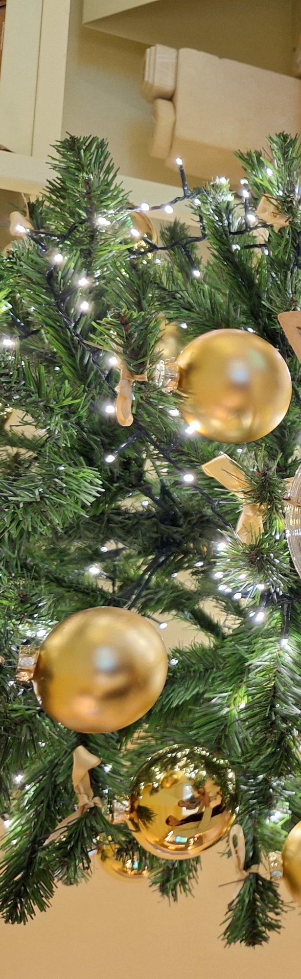 Feestelijk cadeaupakket in een houten stervorm, voor een kerstboom.