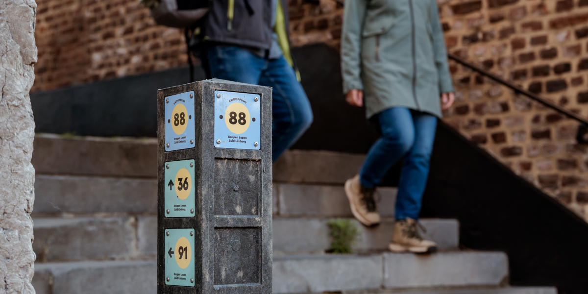 Knooppuntenpaaltje van het wandelnetwerk Knopen Lopen in Zuid-Limburg