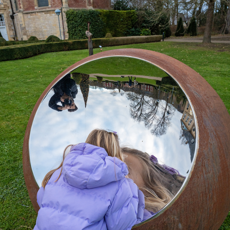 Kind hangend in spiegelobject