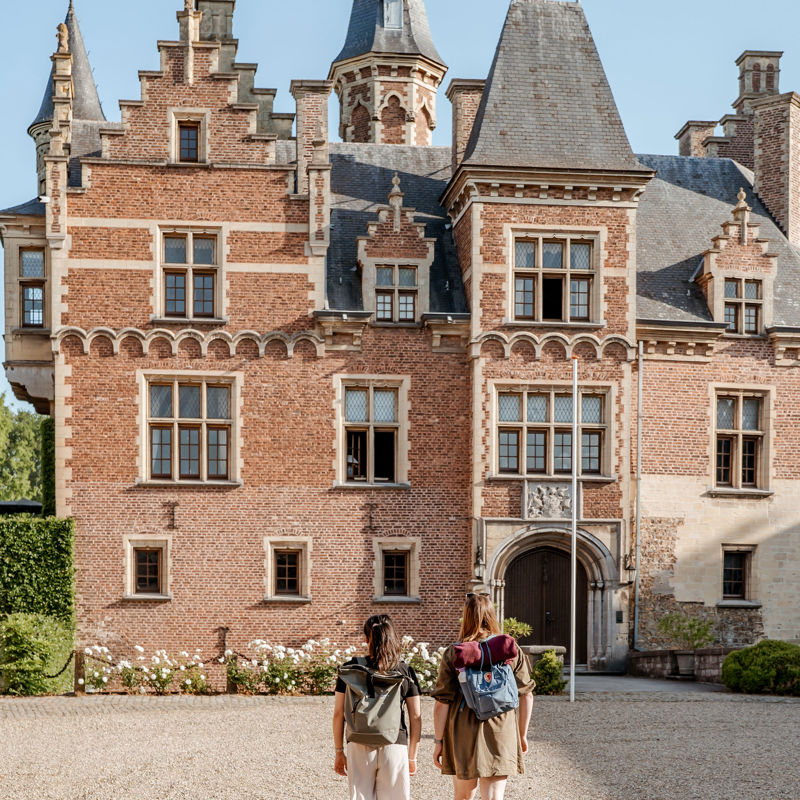 Twee jonge vrouwen lopen op grindpad richting Kasteel Mheer.