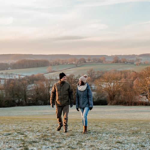 Twee mensen die wandelen in de winter in de heuvels