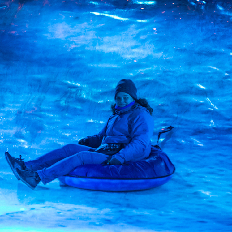 vrouw op ijsglijbaan tijdens Wintertijd