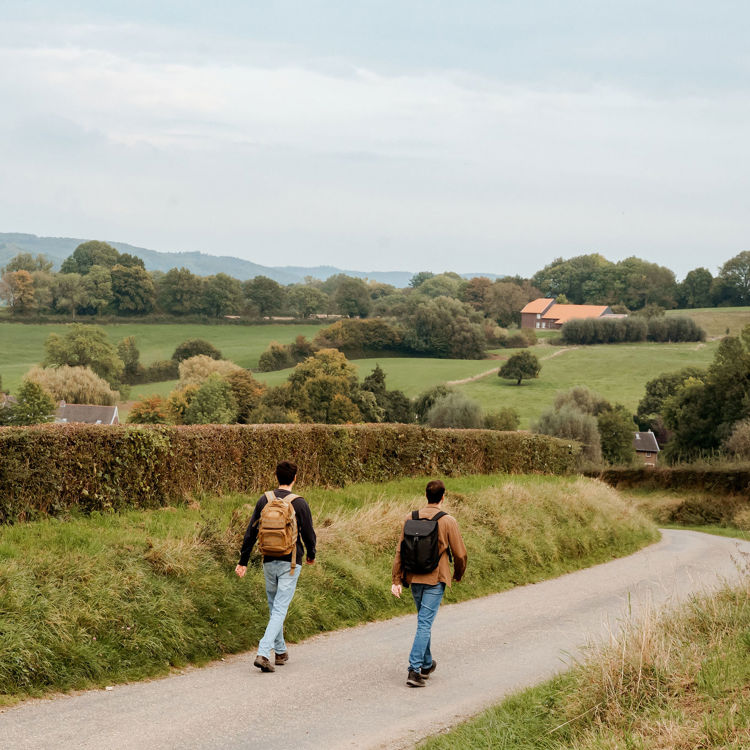 Twee mensen wandelend in Epen met uitzicht op heuvels 